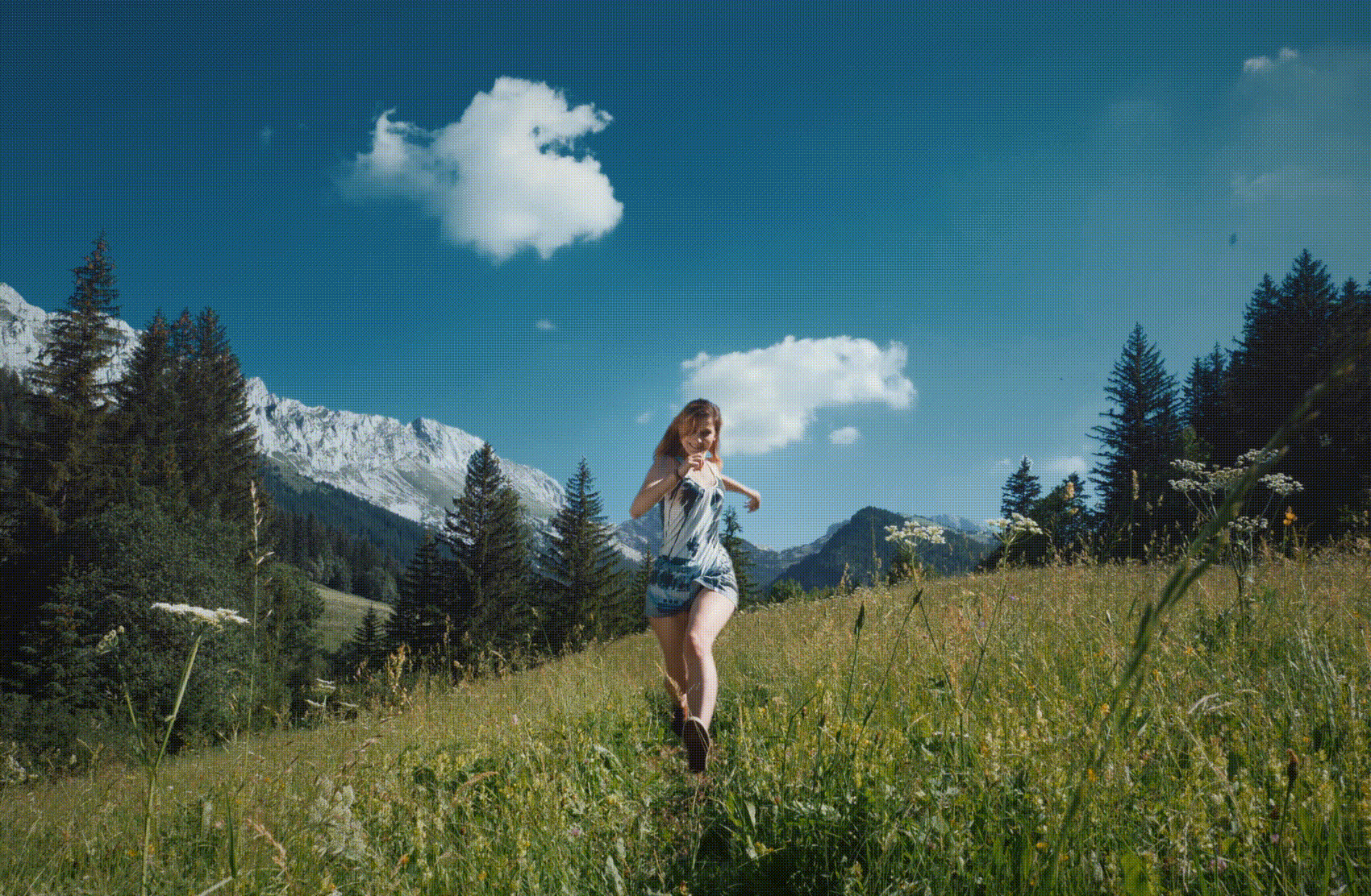 Jeune fille courant dans une vallée du Vercors en cinémagraph (timelapse) - Photographe de mode et lifestyle créatif en Rhône-Alpes, Annecy.