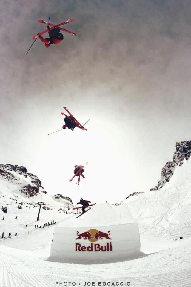 Photo en rafale reconstituée d’un skieur réalisant une figure en Big Air aux X GAMES - Photographie sportive et freestyle en Haute-Savoie et Savoie.
