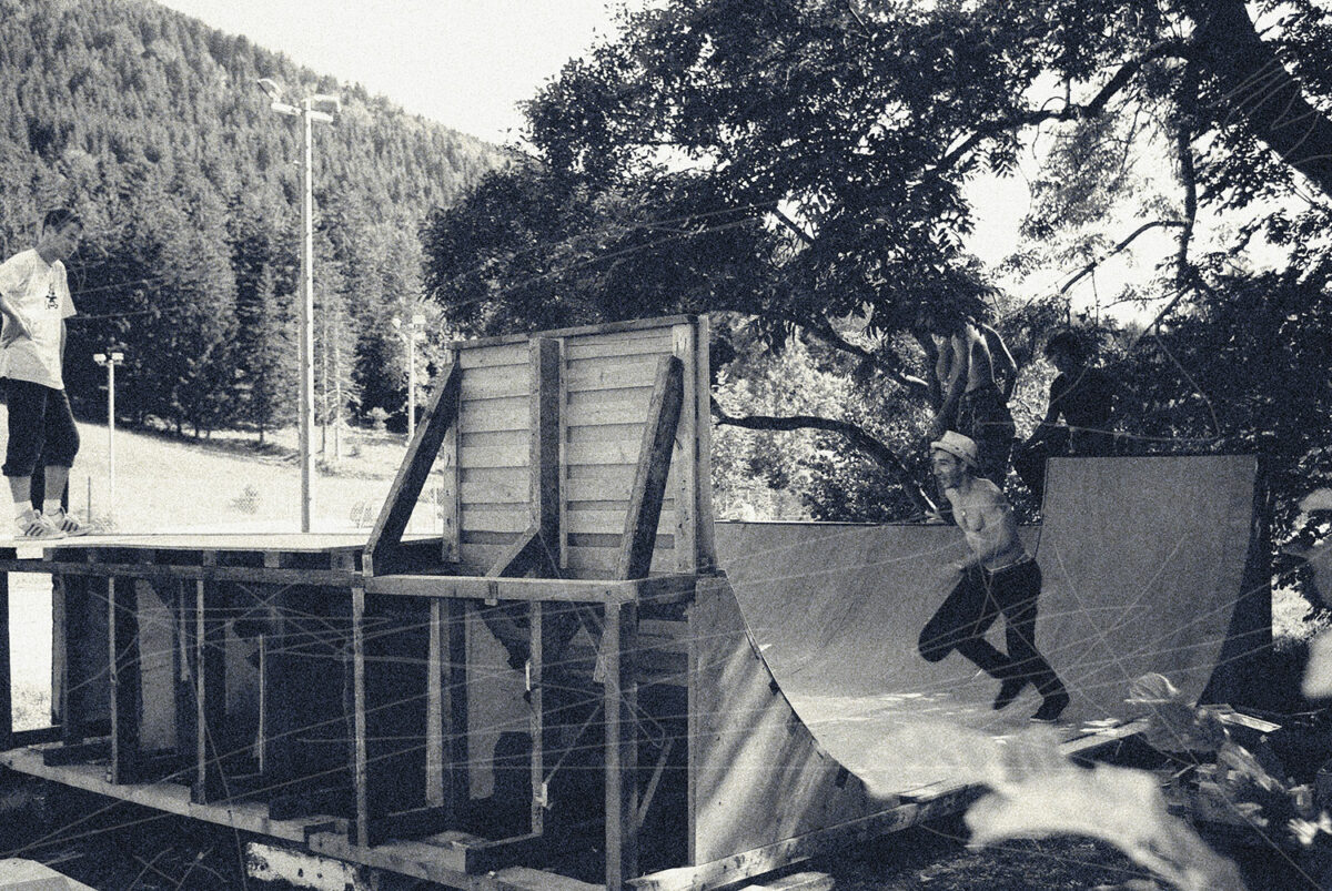 Groupe de skaters riant sur une mini-rampe en montagne - Photographe de sport et lifestyle en montagne.