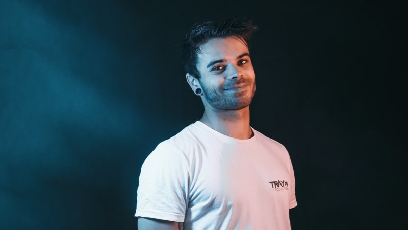 Basé à Annecy, TRAYM Production accompagne entreprises, startups et collectivités dans la mise en valeur de leurs projets.