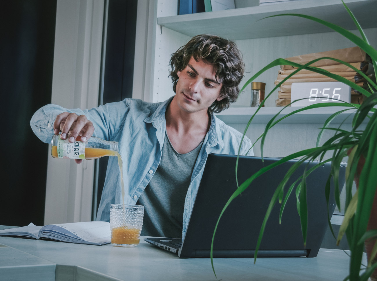 Photo publicitaire mettant en scène un produit de jus de fruits dans un contexte lifestyle, bureau.