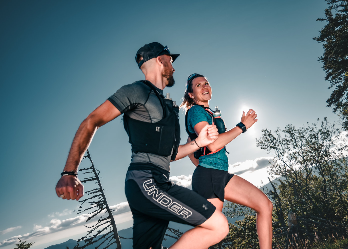 Photo publicitaire / brand content d’un couple de trailers courant en montagne dans les Alpes.
